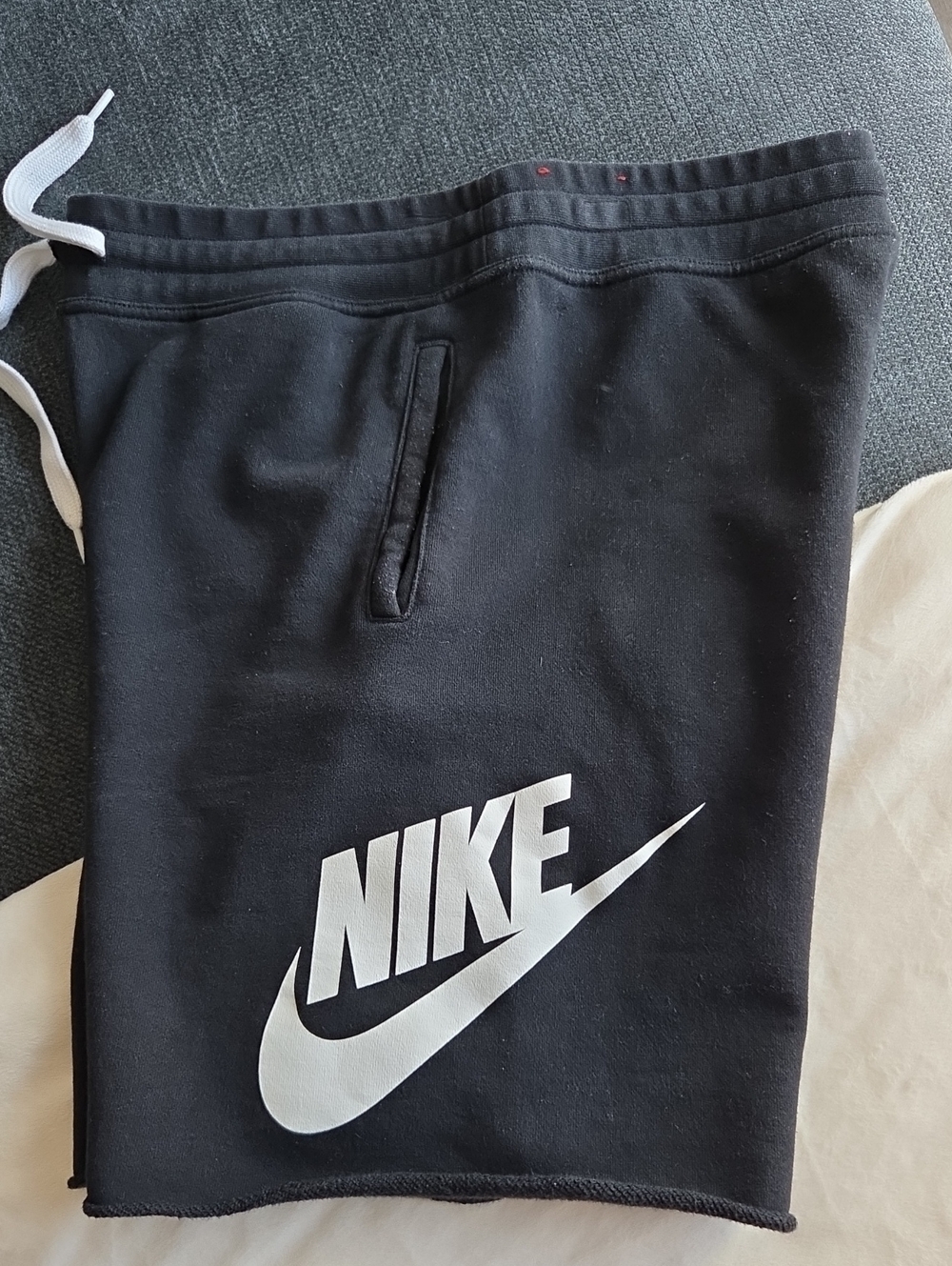 Nike Men’s Black Logo Drawstring Shorts - Picture 5 of 6